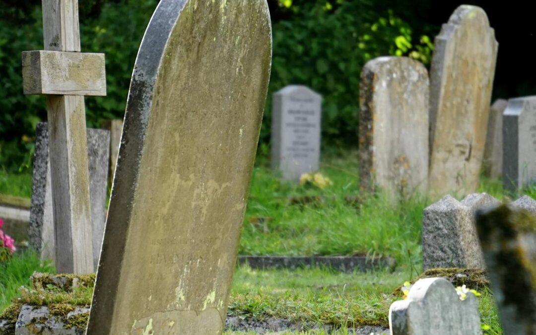 Un maire peut-il être tenu responsable des dégradations, vols ou profanations survenus dans un cimetière ?